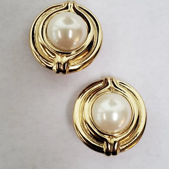 Signed Vintage Vendome Faux Pearl Gold Tone Button Clip On Earrings - Picture 2 of 10